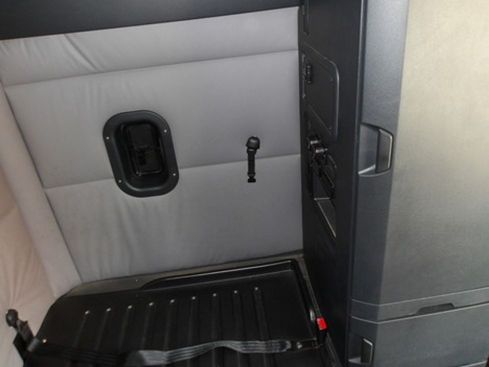 Sleeper Tractor-Heavy Duty Tractors-Freightliner-2020-T12664ST-San Antonio-TX-511,558\n\t\tmiles-$ 59,500 - Image 13