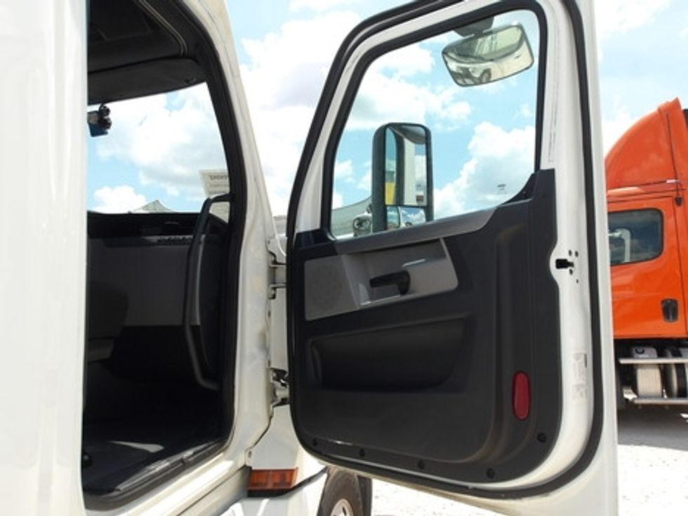 Sleeper Tractor-Heavy Duty Tractors-Freightliner-2020-T12664ST-San Antonio-TX-511,558\n\t\tmiles-$ 59,500 - Image 15