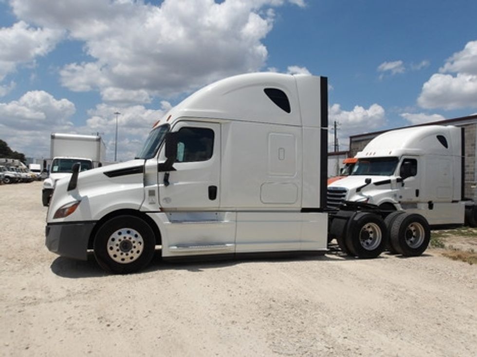 Sleeper Tractor-Heavy Duty Tractors-Freightliner-2020-T12664ST-San Antonio-TX-511,558\n\t\tmiles-$ 59,500 - Image 4