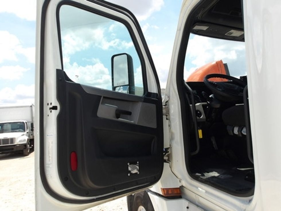 Sleeper Tractor-Heavy Duty Tractors-Freightliner-2020-T12664ST-San Antonio-TX-511,558\n\t\tmiles-$ 59,500 - Image 8