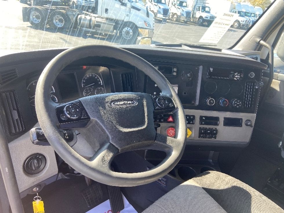 Sleeper Tractor-Heavy Duty Tractors-Freightliner-2020-T12664ST-San Antonio-TX-554,544\n\t\tmiles-$ 60,250 - Image 10