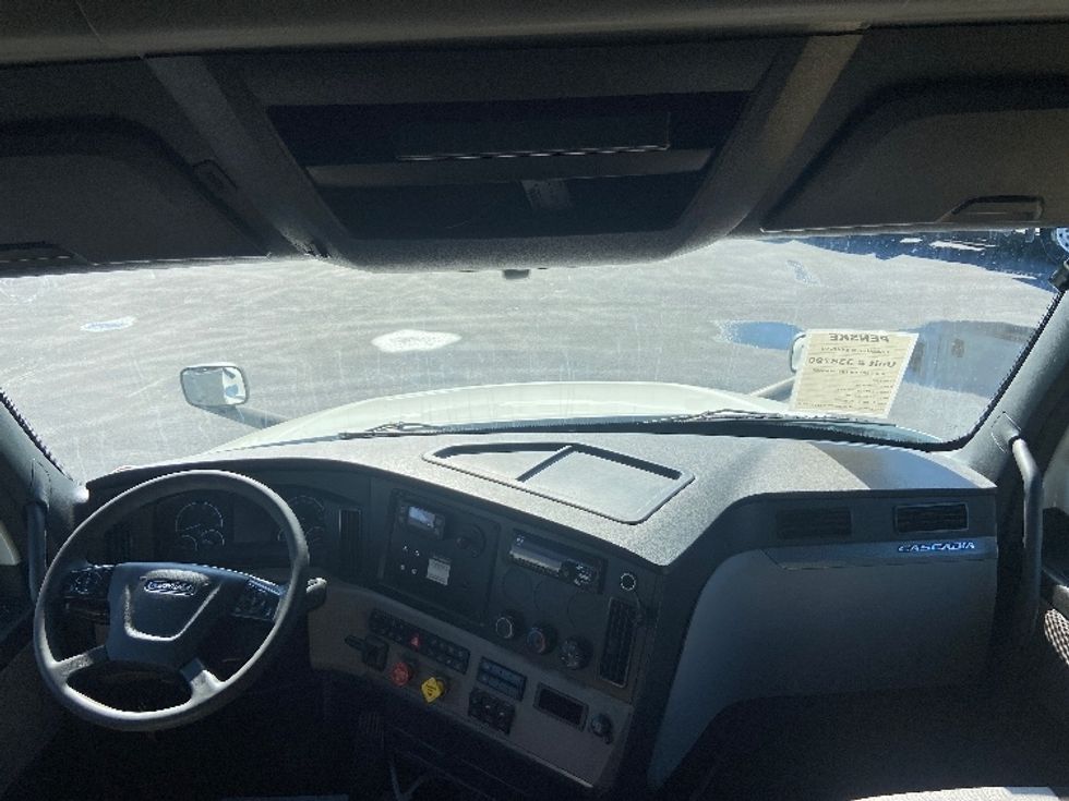 Sleeper Tractor-Heavy Duty Tractors-Freightliner-2020-T12664ST-San Antonio-TX-554,544\n\t\tmiles-$ 60,250 - Image 12