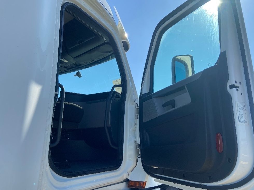 Sleeper Tractor-Heavy Duty Tractors-Freightliner-2020-T12664ST-San Antonio-TX-554,544\n\t\tmiles-$ 60,250 - Image 13