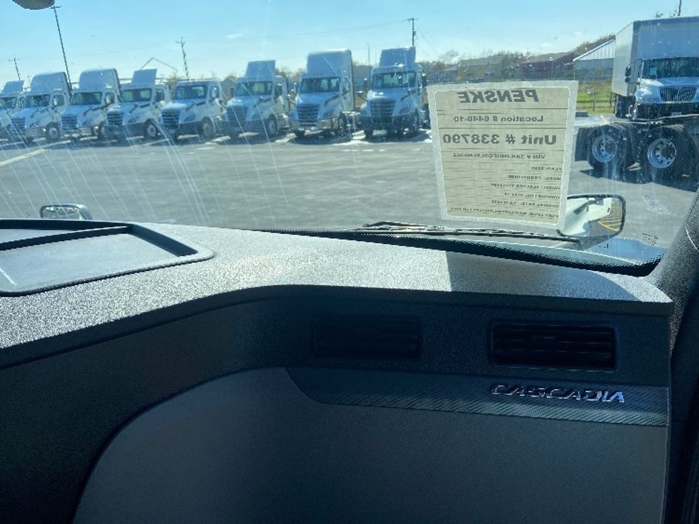 Sleeper Tractor-Heavy Duty Tractors-Freightliner-2020-T12664ST-San Antonio-TX-554,544\n\t\tmiles-$ 60,250 - Image 14