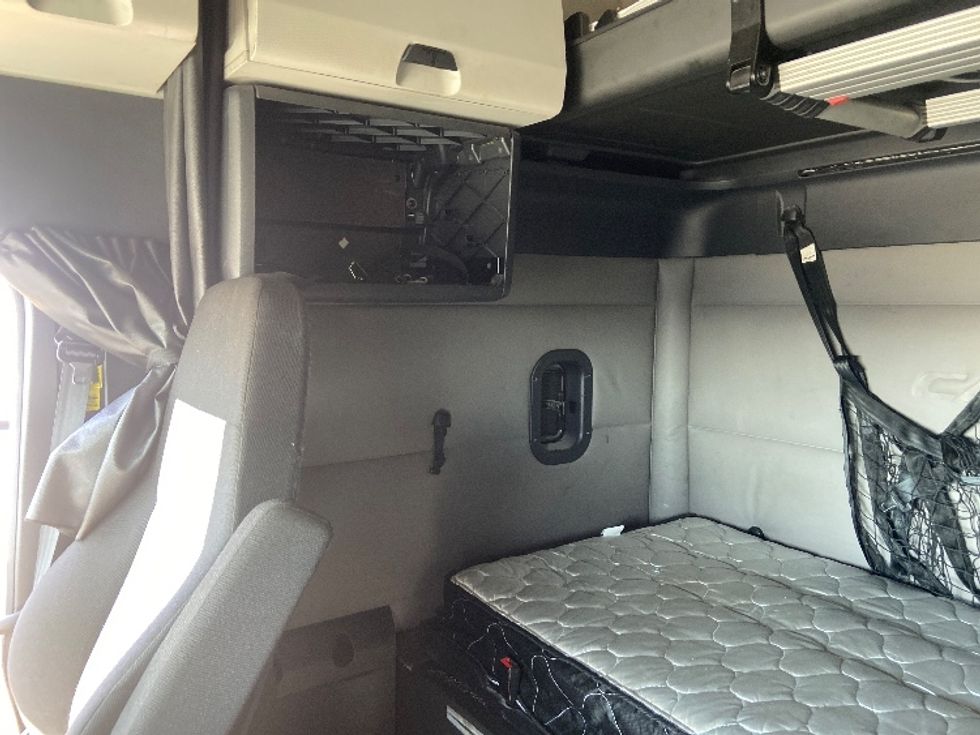 Sleeper Tractor-Heavy Duty Tractors-Freightliner-2020-T12664ST-San Antonio-TX-554,544\n\t\tmiles-$ 60,250 - Image 19