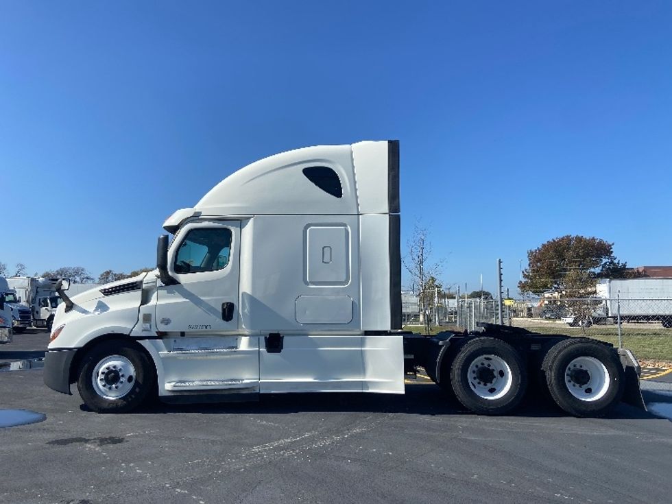 Sleeper Tractor-Heavy Duty Tractors-Freightliner-2020-T12664ST-San Antonio-TX-554,544\n\t\tmiles-$ 60,250 - Image 4