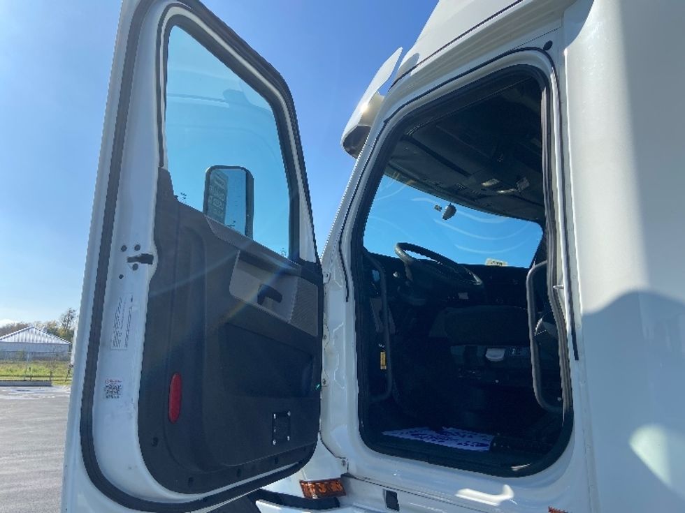 Sleeper Tractor-Heavy Duty Tractors-Freightliner-2020-T12664ST-San Antonio-TX-554,544\n\t\tmiles-$ 60,250 - Image 9