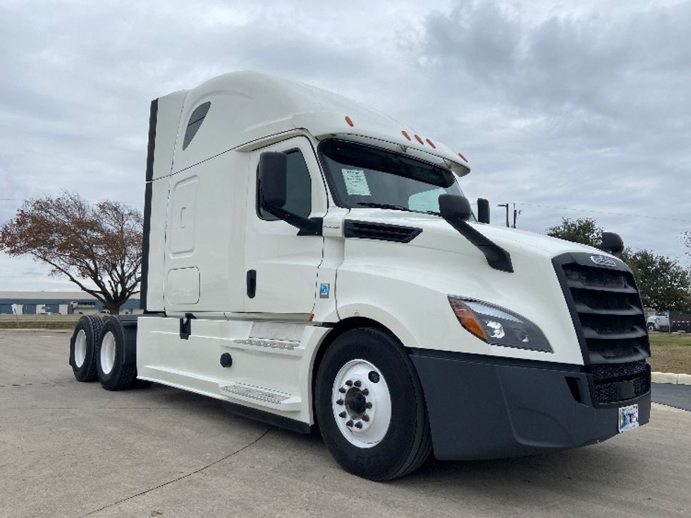 Sleeper Tractor-Heavy Duty Tractors-Freightliner-2020-T12664ST-San Antonio-TX-639,717\n\t\tmiles-$ 51,500 - Image 1