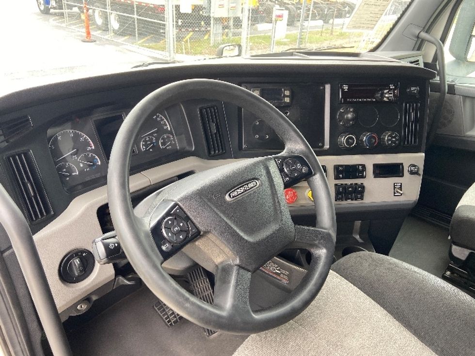 Sleeper Tractor-Heavy Duty Tractors-Freightliner-2020-T12664ST-San Antonio-TX-639,717\n\t\tmiles-$ 51,500 - Image 10
