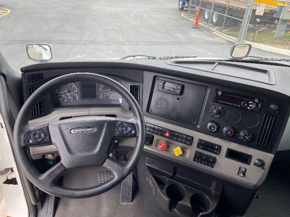 Sleeper Tractor-Heavy Duty Tractors-Freightliner-2020-T12664ST-San Antonio-TX-639,717\n\t\tmiles-$ 51,500 - Image 11