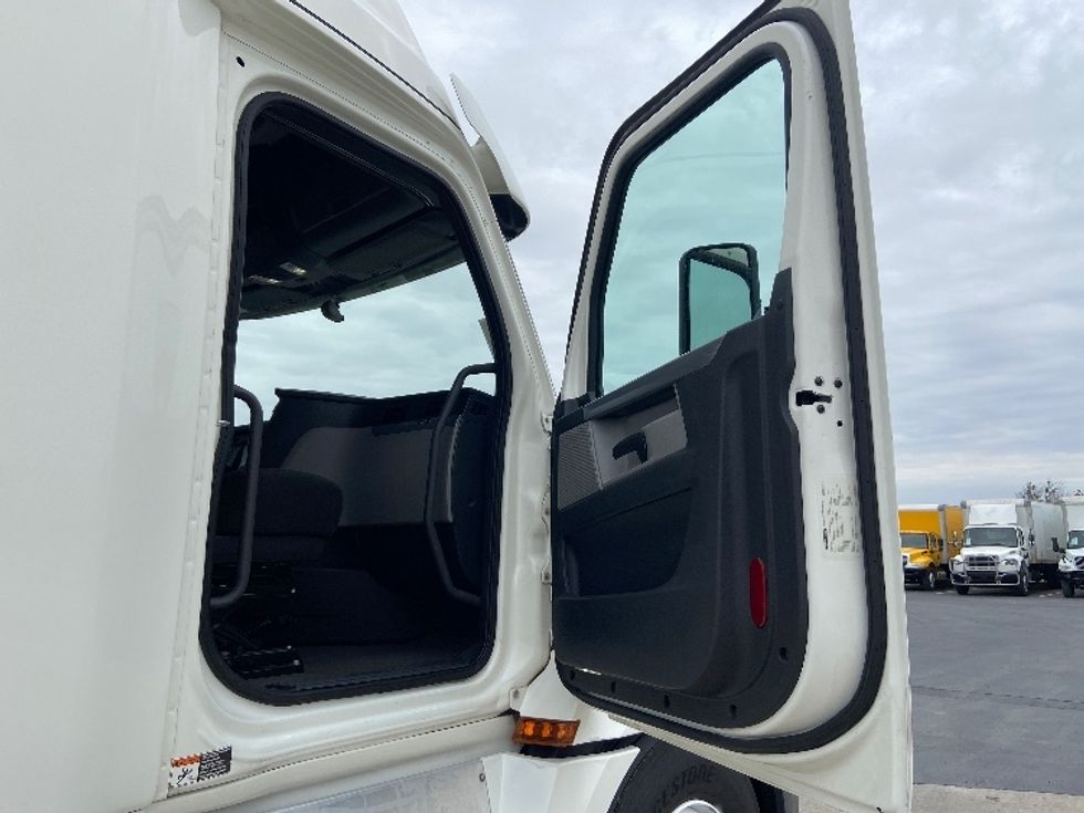 Sleeper Tractor-Heavy Duty Tractors-Freightliner-2020-T12664ST-San Antonio-TX-639,717\n\t\tmiles-$ 51,500 - Image 13