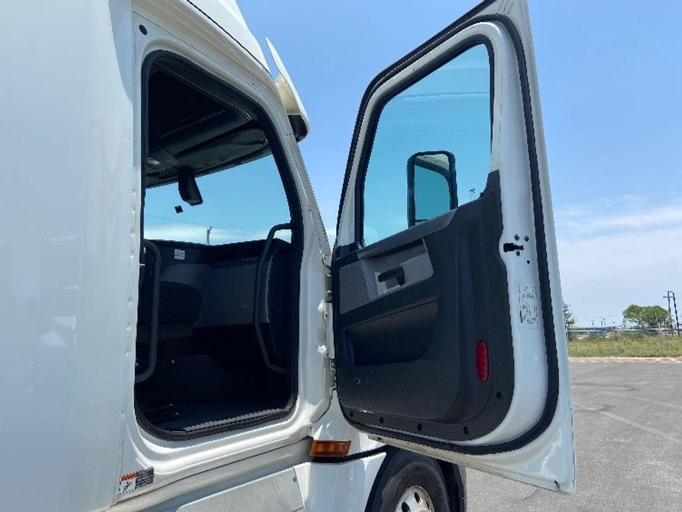 Sleeper Tractor-Heavy Duty Tractors-Freightliner-2020-T12664ST-San Antonio-TX-667,044\n\t\tmiles-$ 53,750 - Image 13