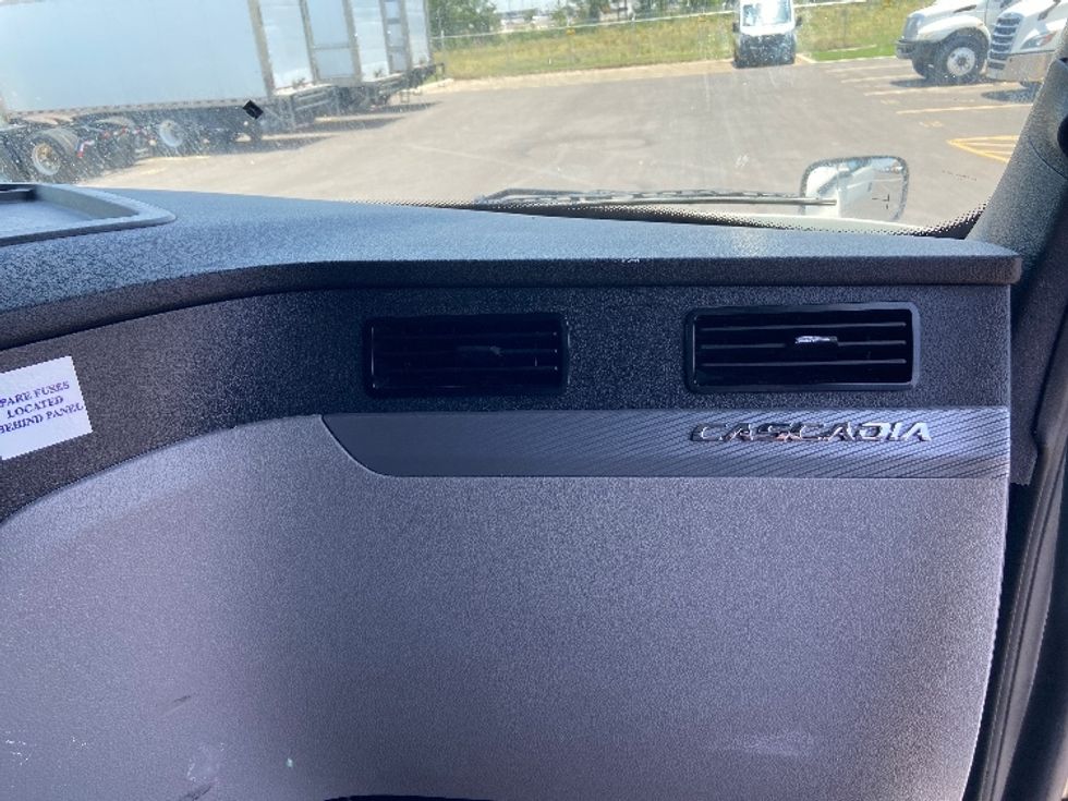 Sleeper Tractor-Heavy Duty Tractors-Freightliner-2020-T12664ST-San Antonio-TX-667,044\n\t\tmiles-$ 53,750 - Image 14