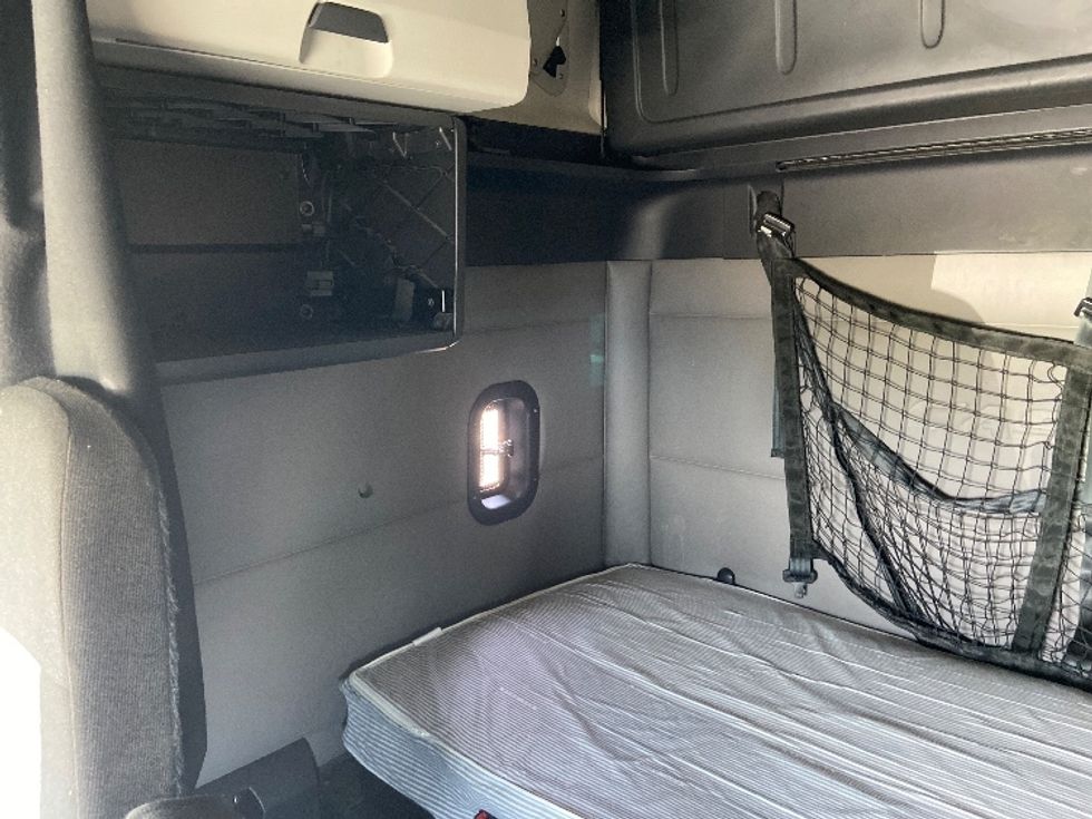 Sleeper Tractor-Heavy Duty Tractors-Freightliner-2020-T12664ST-San Antonio-TX-667,044\n\t\tmiles-$ 53,750 - Image 19