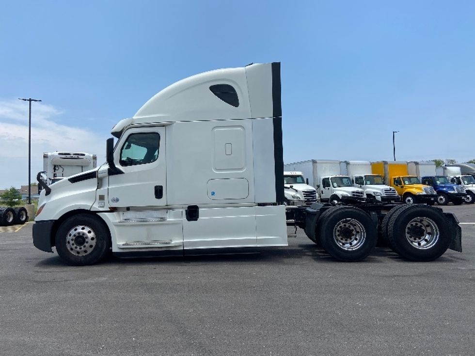 Sleeper Tractor-Heavy Duty Tractors-Freightliner-2020-T12664ST-San Antonio-TX-667,044\n\t\tmiles-$ 53,750 - Image 4