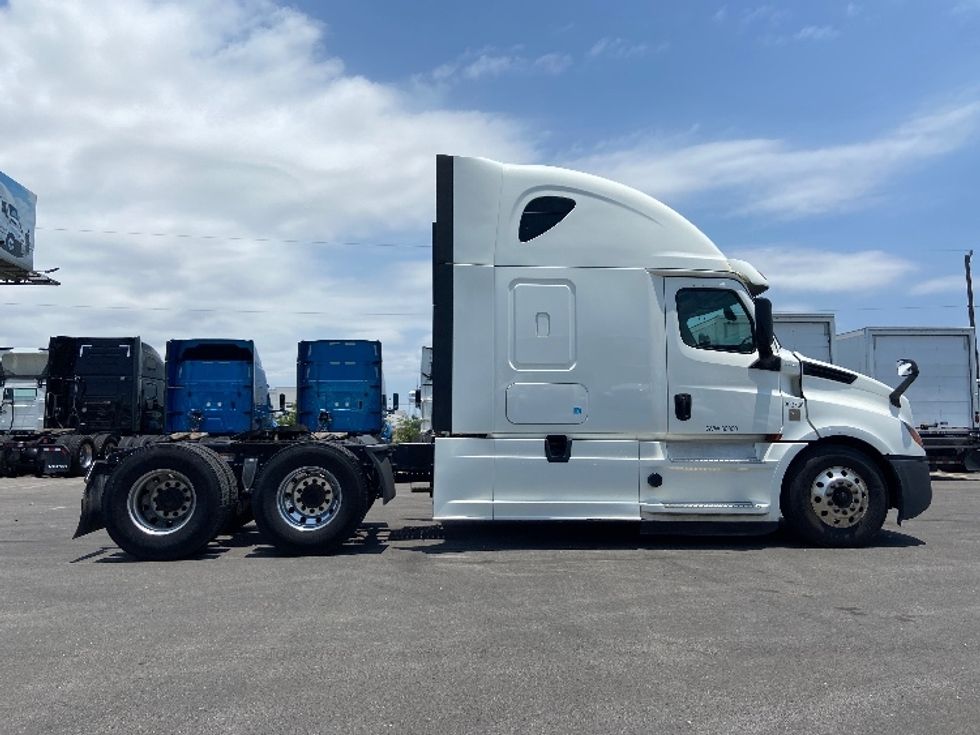 Sleeper Tractor-Heavy Duty Tractors-Freightliner-2020-T12664ST-San Antonio-TX-667,044\n\t\tmiles-$ 53,750 - Image 8