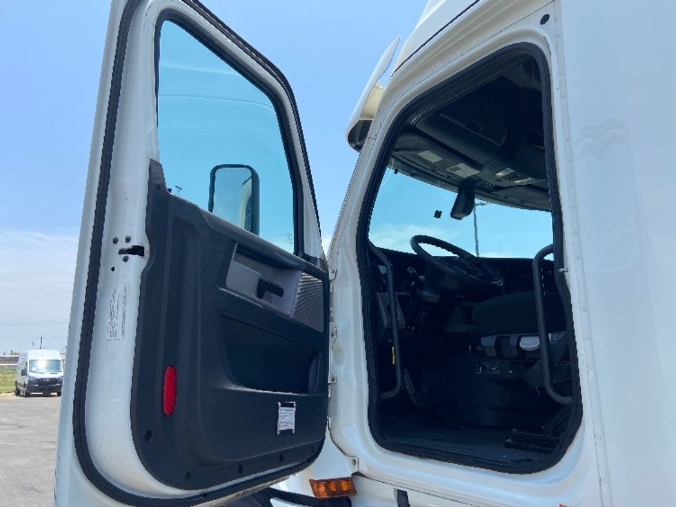Sleeper Tractor-Heavy Duty Tractors-Freightliner-2020-T12664ST-San Antonio-TX-667,044\n\t\tmiles-$ 53,750 - Image 9
