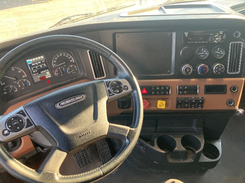 Sleeper Tractor-Heavy Duty Tractors-Freightliner-2020-T12664ST-San Diego-CA-662,907\n\t\tmiles-$ 55,250 - Image 11