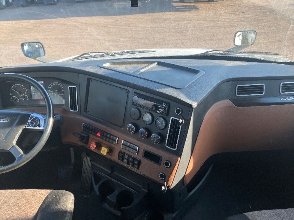 Sleeper Tractor-Heavy Duty Tractors-Freightliner-2020-T12664ST-San Diego-CA-662,907\n\t\tmiles-$ 55,250 - Image 12