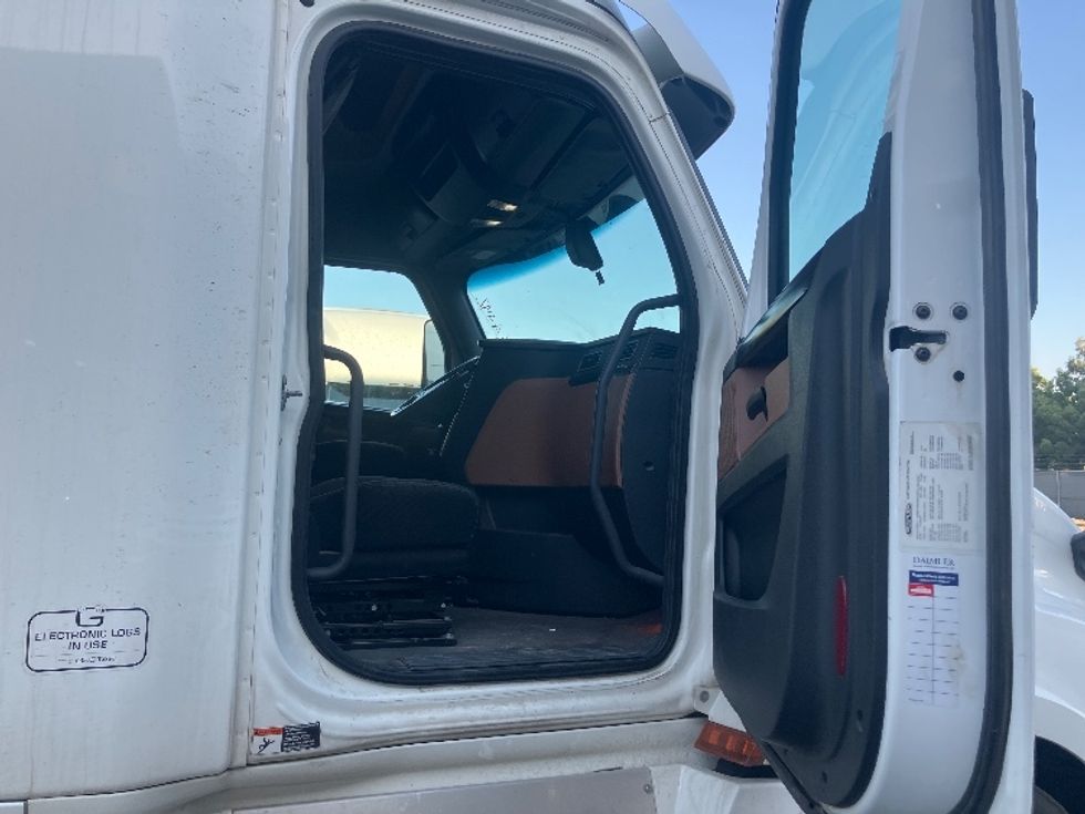 Sleeper Tractor-Heavy Duty Tractors-Freightliner-2020-T12664ST-San Diego-CA-662,907\n\t\tmiles-$ 55,250 - Image 13