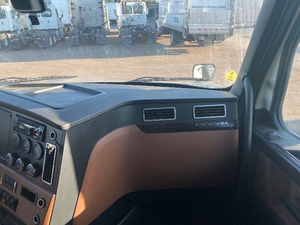 Sleeper Tractor-Heavy Duty Tractors-Freightliner-2020-T12664ST-San Diego-CA-662,907\n\t\tmiles-$ 55,250 - Image 14