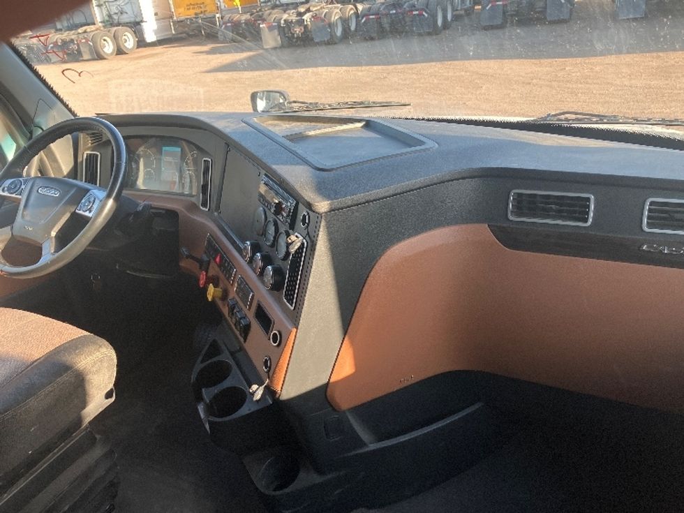 Sleeper Tractor-Heavy Duty Tractors-Freightliner-2020-T12664ST-San Diego-CA-662,907\n\t\tmiles-$ 55,250 - Image 15