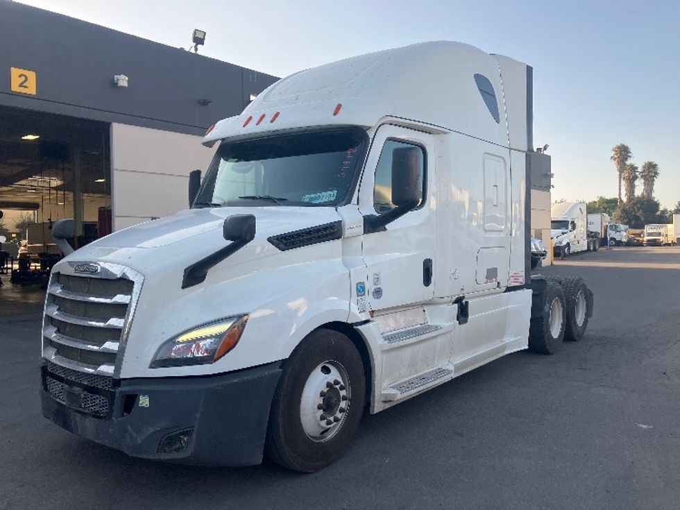 Sleeper Tractor-Heavy Duty Tractors-Freightliner-2020-T12664ST-San Diego-CA-662,907\n\t\tmiles-$ 55,250 - Image 3