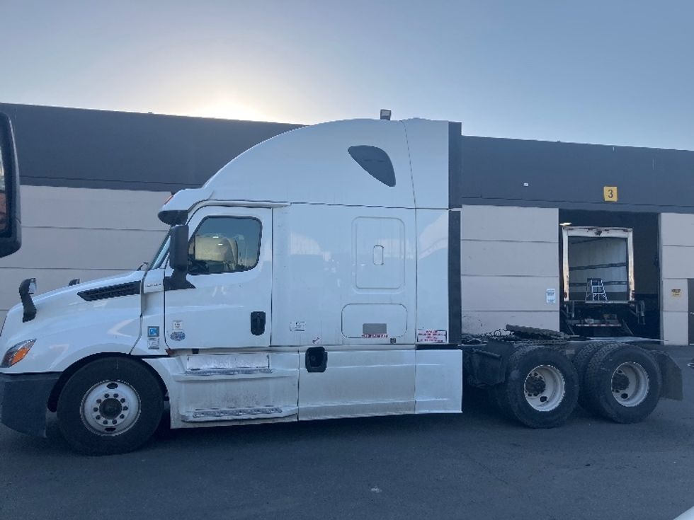 Sleeper Tractor-Heavy Duty Tractors-Freightliner-2020-T12664ST-San Diego-CA-662,907\n\t\tmiles-$ 55,250 - Image 4
