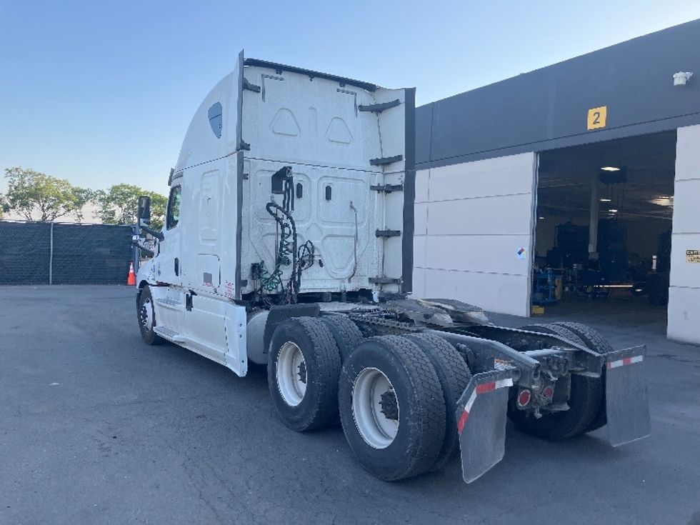 Sleeper Tractor-Heavy Duty Tractors-Freightliner-2020-T12664ST-San Diego-CA-662,907\n\t\tmiles-$ 55,250 - Image 5