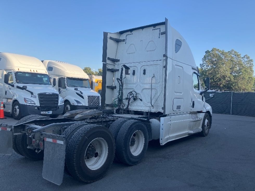 Sleeper Tractor-Heavy Duty Tractors-Freightliner-2020-T12664ST-San Diego-CA-662,907\n\t\tmiles-$ 55,250 - Image 7