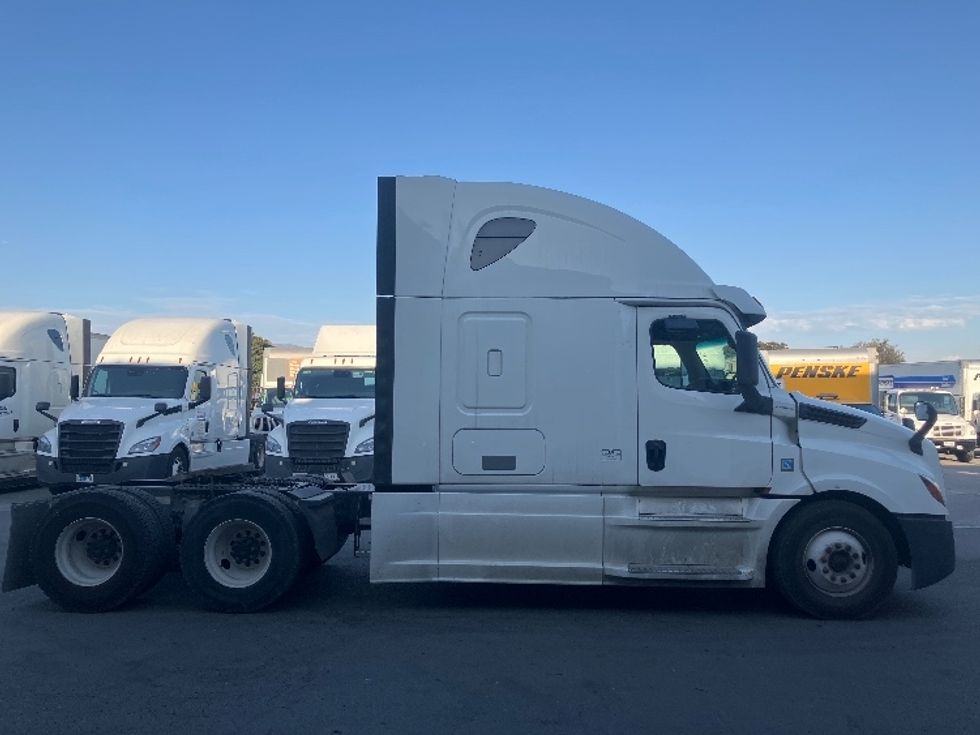 Sleeper Tractor-Heavy Duty Tractors-Freightliner-2020-T12664ST-San Diego-CA-662,907\n\t\tmiles-$ 55,250 - Image 8