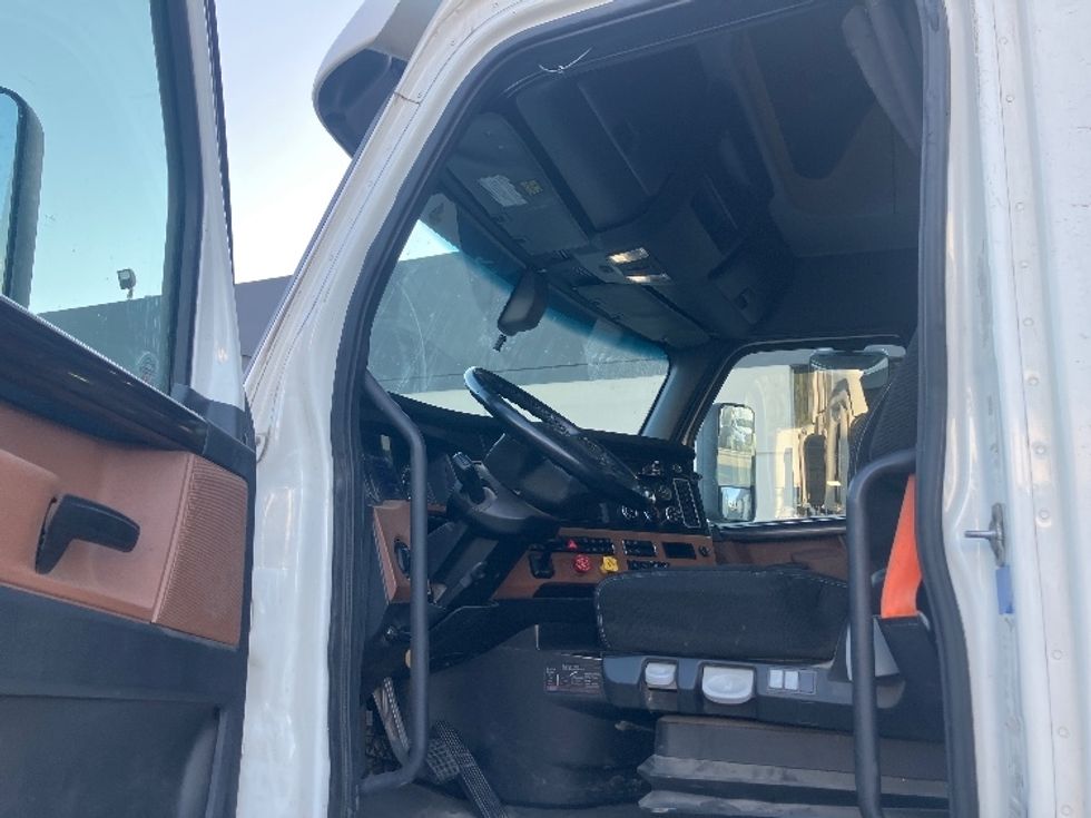Sleeper Tractor-Heavy Duty Tractors-Freightliner-2020-T12664ST-San Diego-CA-662,907\n\t\tmiles-$ 55,250 - Image 9