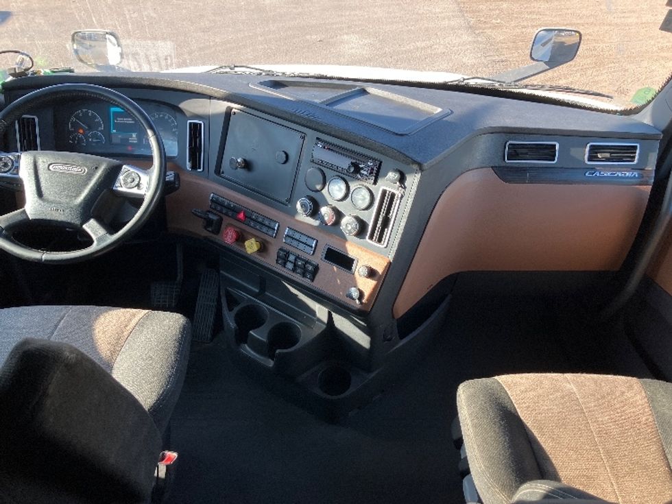 Sleeper Tractor-Heavy Duty Tractors-Freightliner-2020-T12664ST-San Diego-CA-712,547\n\t\tmiles-$ 51,250 - Image 12