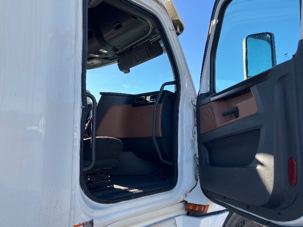 Sleeper Tractor-Heavy Duty Tractors-Freightliner-2020-T12664ST-San Diego-CA-712,547\n\t\tmiles-$ 51,250 - Image 13