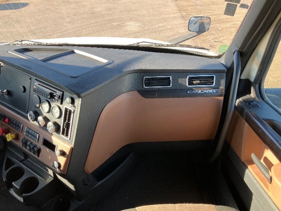 Sleeper Tractor-Heavy Duty Tractors-Freightliner-2020-T12664ST-San Diego-CA-712,547\n\t\tmiles-$ 51,250 - Image 14