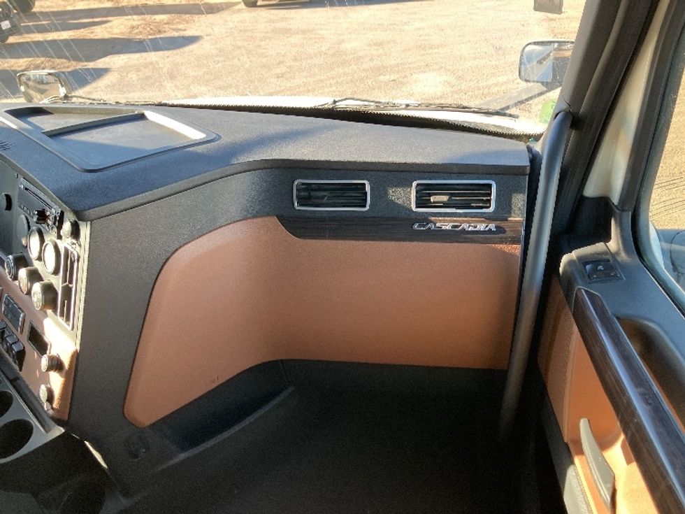 Sleeper Tractor-Heavy Duty Tractors-Freightliner-2020-T12664ST-San Diego-CA-712,547\n\t\tmiles-$ 51,250 - Image 15