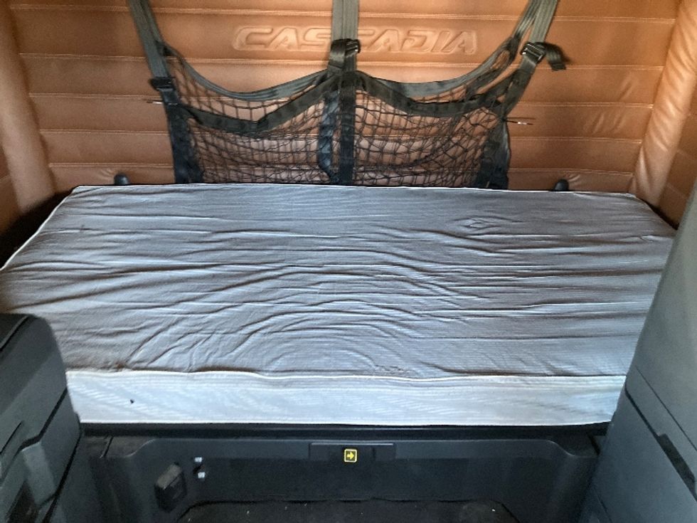 Sleeper Tractor-Heavy Duty Tractors-Freightliner-2020-T12664ST-San Diego-CA-712,547\n\t\tmiles-$ 51,250 - Image 16