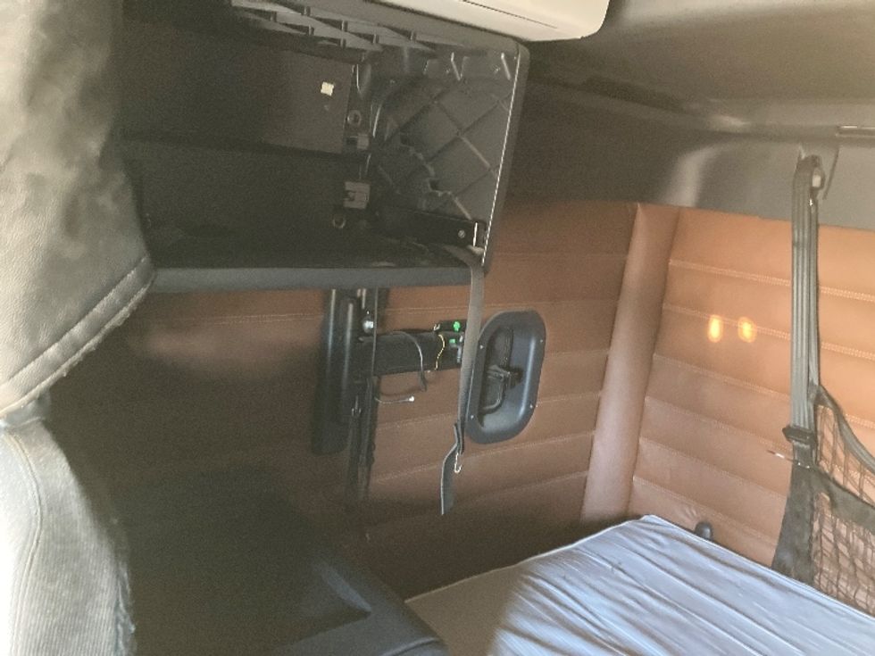 Sleeper Tractor-Heavy Duty Tractors-Freightliner-2020-T12664ST-San Diego-CA-712,547\n\t\tmiles-$ 51,250 - Image 18