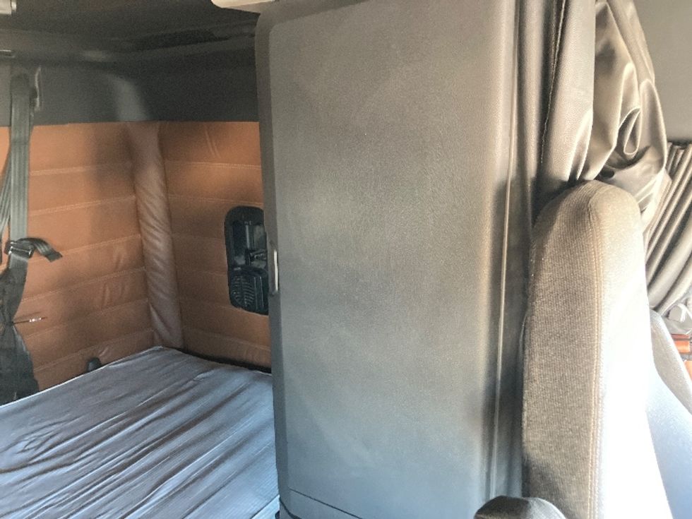 Sleeper Tractor-Heavy Duty Tractors-Freightliner-2020-T12664ST-San Diego-CA-712,547\n\t\tmiles-$ 51,250 - Image 19