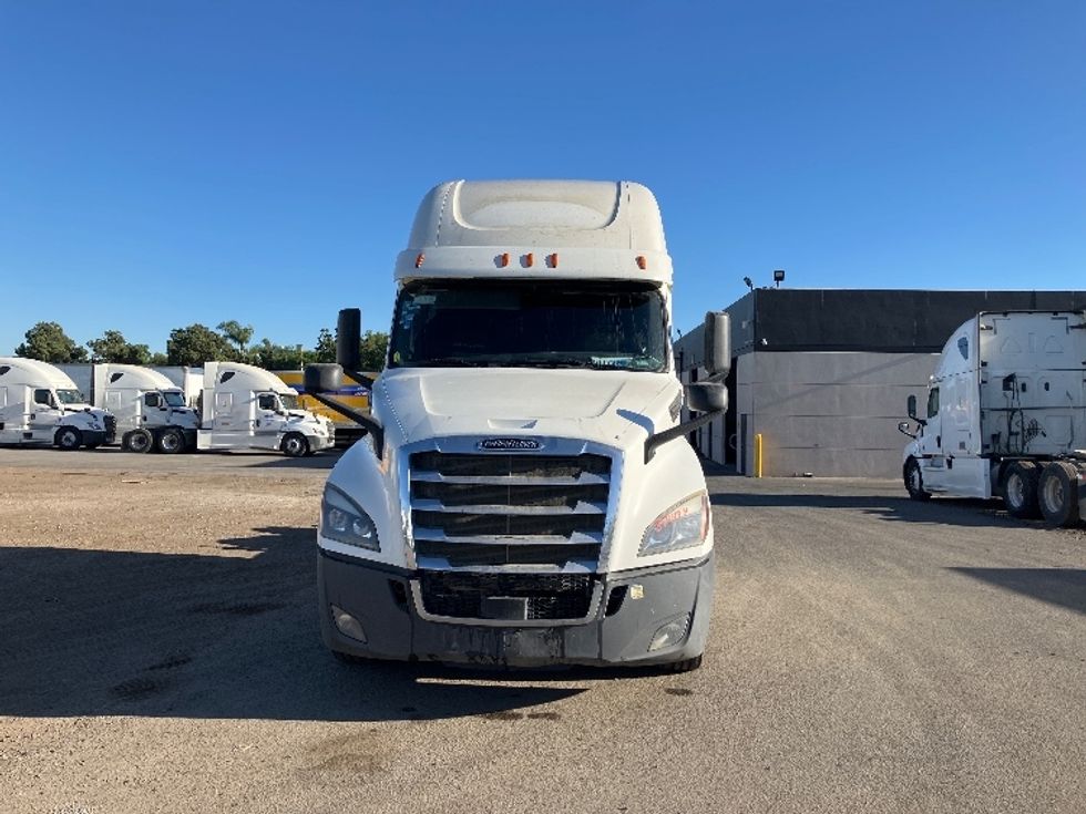 Sleeper Tractor-Heavy Duty Tractors-Freightliner-2020-T12664ST-San Diego-CA-712,547\n\t\tmiles-$ 51,250 - Image 2