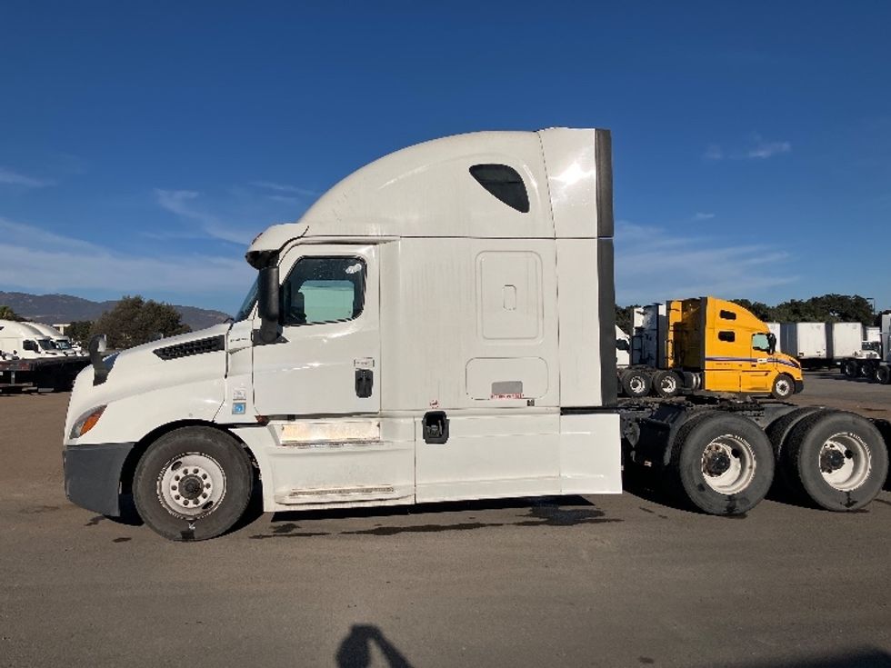 Sleeper Tractor-Heavy Duty Tractors-Freightliner-2020-T12664ST-San Diego-CA-712,547\n\t\tmiles-$ 51,250 - Image 4