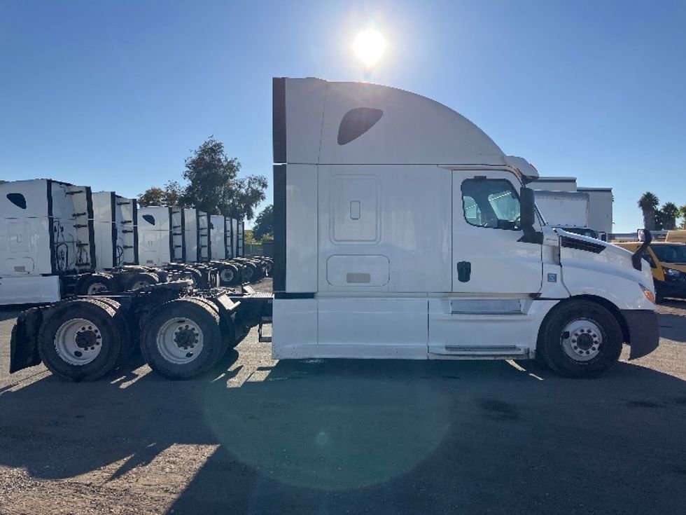 Sleeper Tractor-Heavy Duty Tractors-Freightliner-2020-T12664ST-San Diego-CA-712,547\n\t\tmiles-$ 51,250 - Image 8