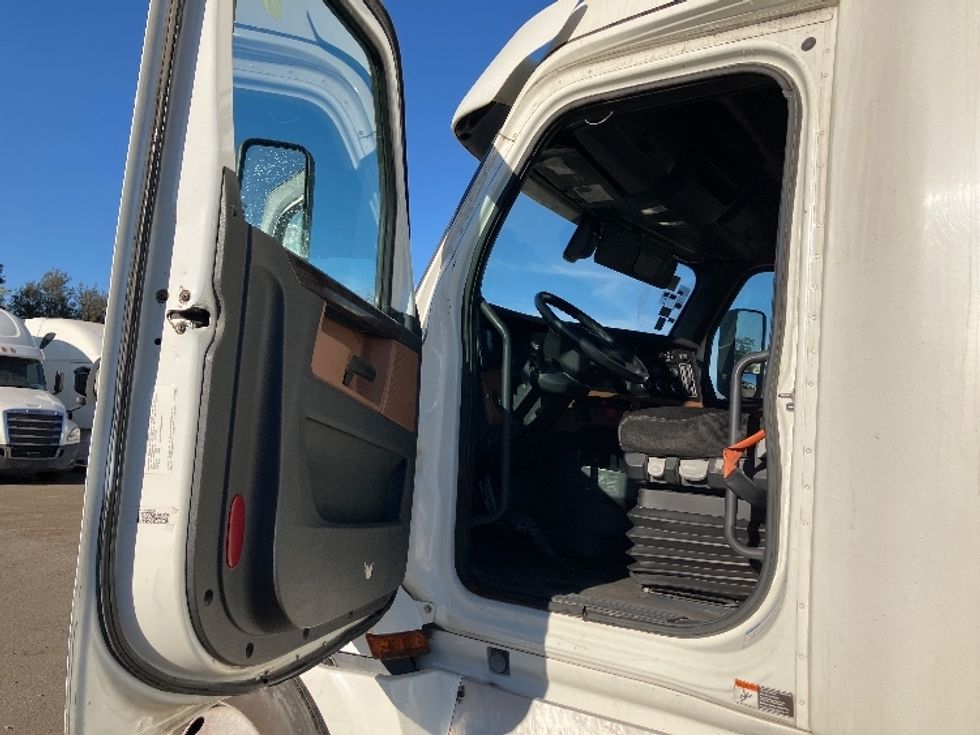 Sleeper Tractor-Heavy Duty Tractors-Freightliner-2020-T12664ST-San Diego-CA-712,547\n\t\tmiles-$ 51,250 - Image 9