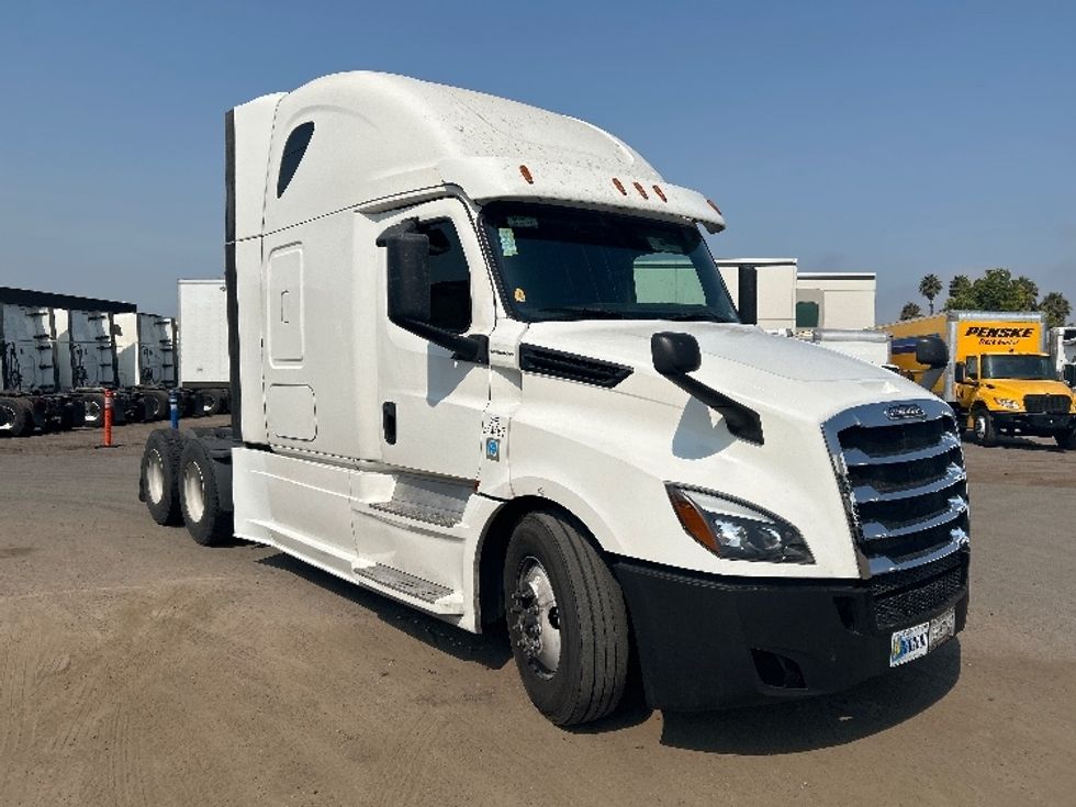 Sleeper Tractor-Heavy Duty Tractors-Freightliner-2020-T12664ST-San Diego-CA-736,397\n\t\tmiles-$ 49,250 - Image 1