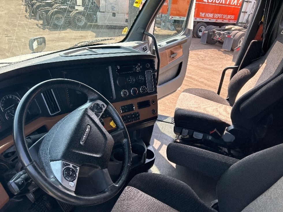 Sleeper Tractor-Heavy Duty Tractors-Freightliner-2020-T12664ST-San Diego-CA-736,397\n\t\tmiles-$ 49,250 - Image 10
