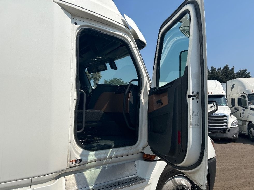 Sleeper Tractor-Heavy Duty Tractors-Freightliner-2020-T12664ST-San Diego-CA-736,397\n\t\tmiles-$ 49,250 - Image 13