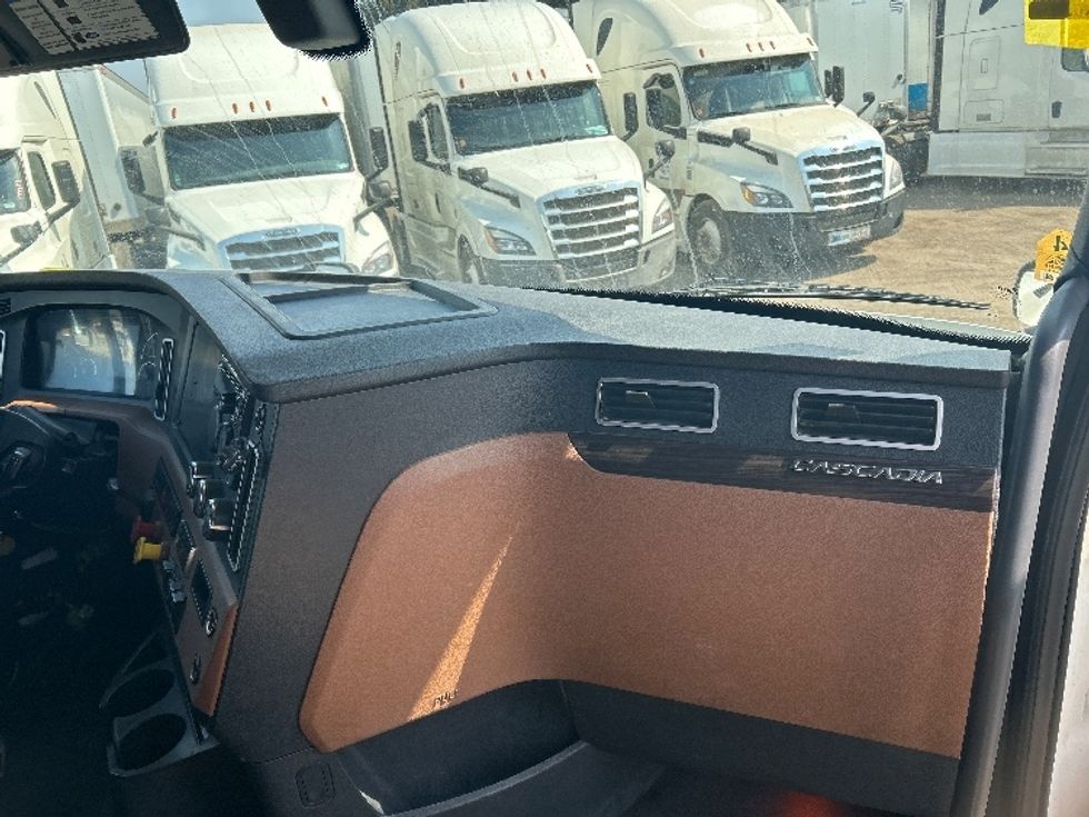 Sleeper Tractor-Heavy Duty Tractors-Freightliner-2020-T12664ST-San Diego-CA-736,397\n\t\tmiles-$ 49,250 - Image 14