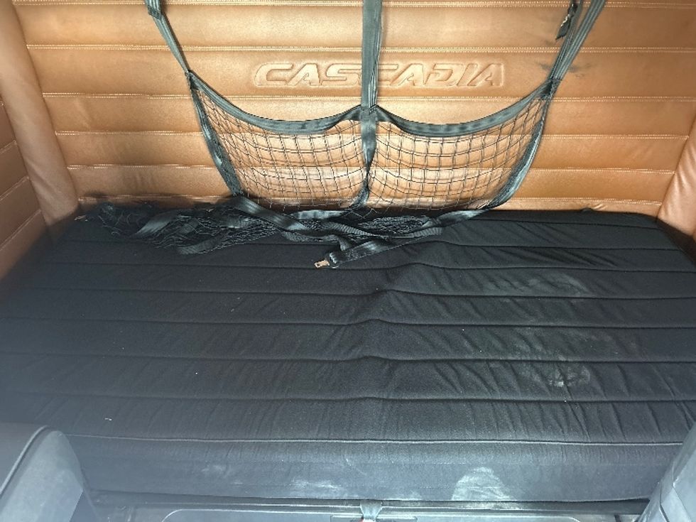 Sleeper Tractor-Heavy Duty Tractors-Freightliner-2020-T12664ST-San Diego-CA-736,397\n\t\tmiles-$ 49,250 - Image 16