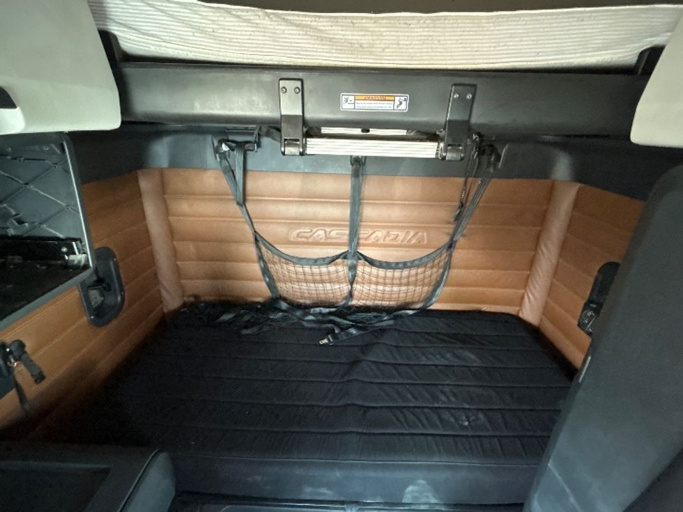 Sleeper Tractor-Heavy Duty Tractors-Freightliner-2020-T12664ST-San Diego-CA-736,397\n\t\tmiles-$ 49,250 - Image 17