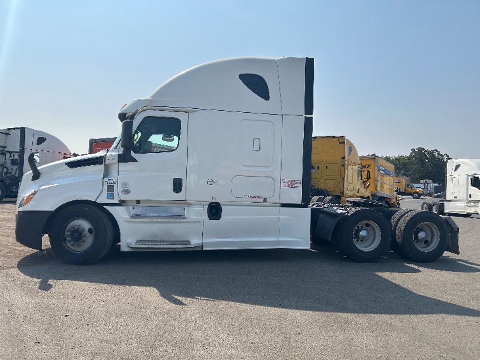Sleeper Tractor-Heavy Duty Tractors-Freightliner-2020-T12664ST-San Diego-CA-736,397\n\t\tmiles-$ 49,250 - Image 4